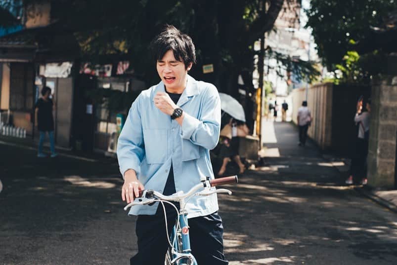 すしらーめん《りく》のインスタグラム：「チャリ通ガチ勢だったのが懐かしいです。 「目とかに花粉とか入って花粉症にならないの？」 と聞かれ、 『花粉も追いつけないスピードで進んでる』 と大口を叩いた２週間後くらいに花粉症になったの思い出しました。 #本 #いたずらの魔法 #自転車  発売まであと2日！？」
