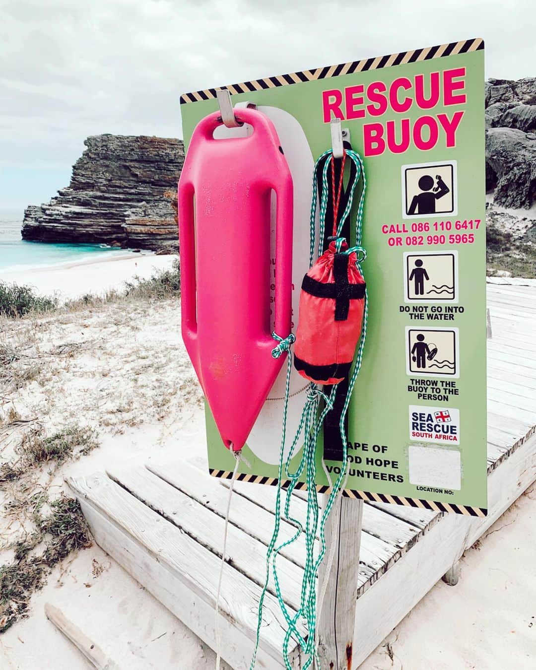 ズザンナ・ヤカボスさんのインスタグラム写真 - (ズザンナ・ヤカボスInstagram)「here to rescue 😏 🌸 . . . #monday #rescue #swimmer #swim #beach #beachlife #beachvibes #summer #sun #sand #salt」2月17日 22時06分 - zsuzsubell