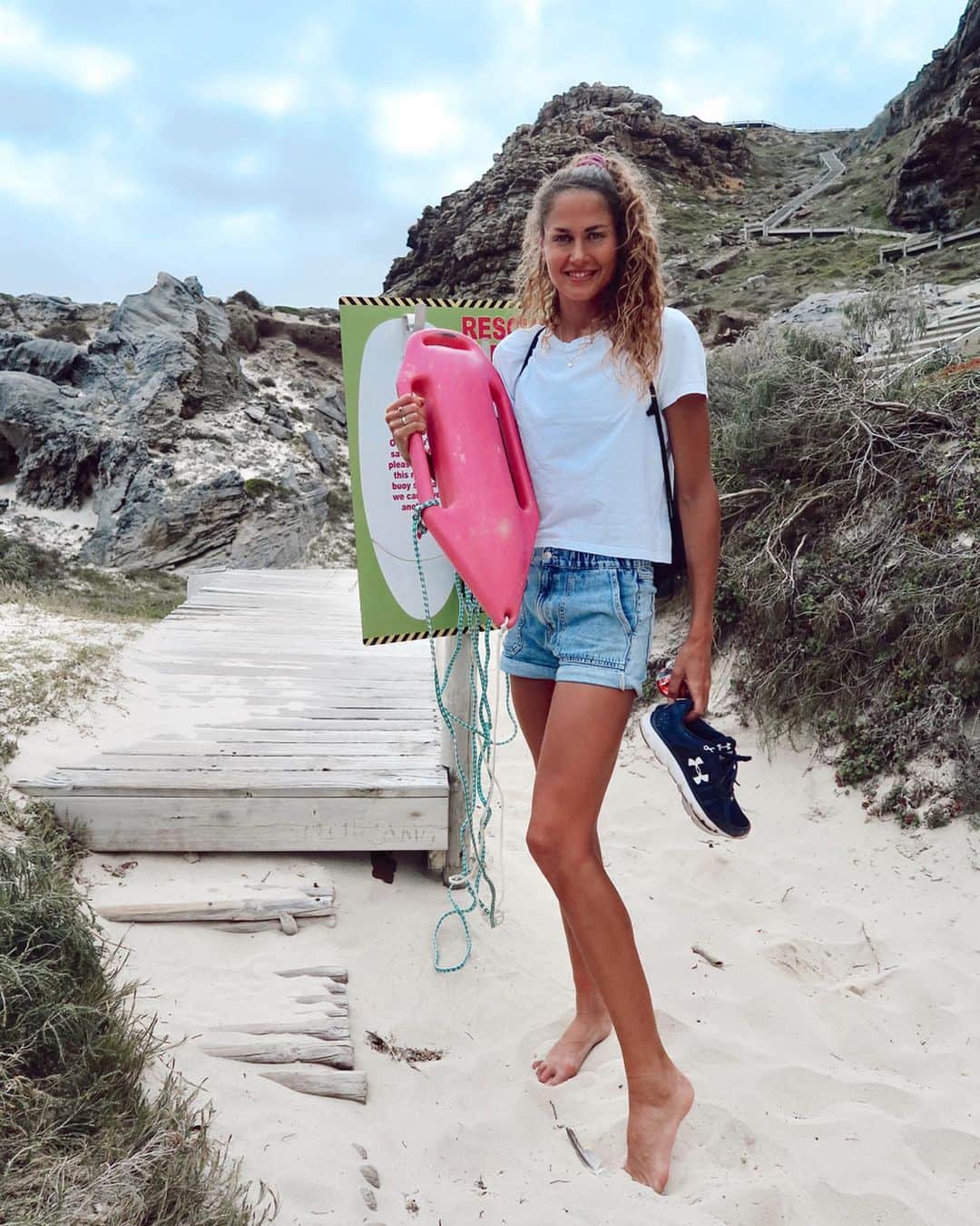 ズザンナ・ヤカボスのインスタグラム：「here to rescue 😏 🌸 . . . #monday #rescue #swimmer #swim #beach #beachlife #beachvibes #summer #sun #sand #salt」