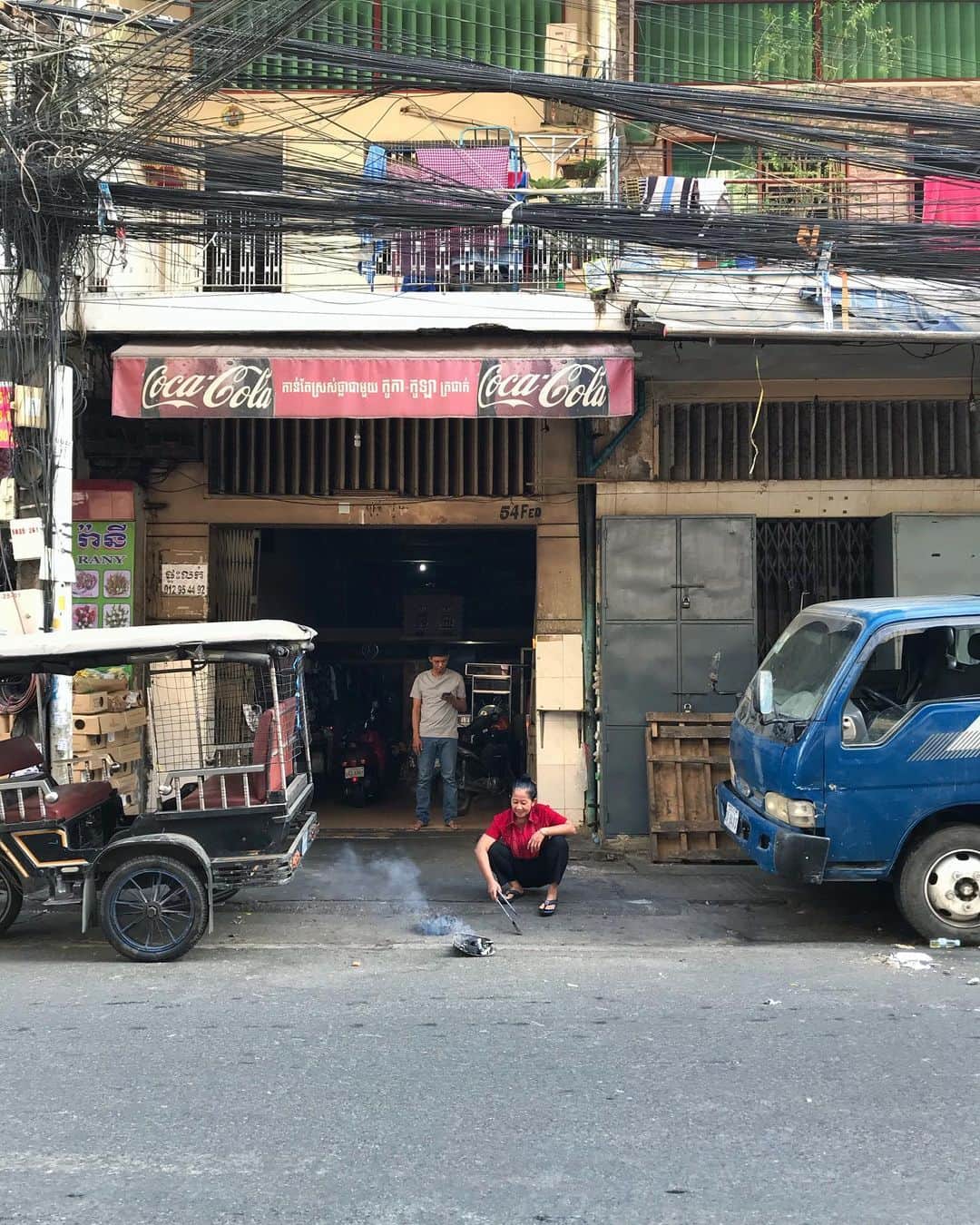 Shunsuke Miyatakeのインスタグラム：「Street ritual, Phnom Penh, Cambodia」