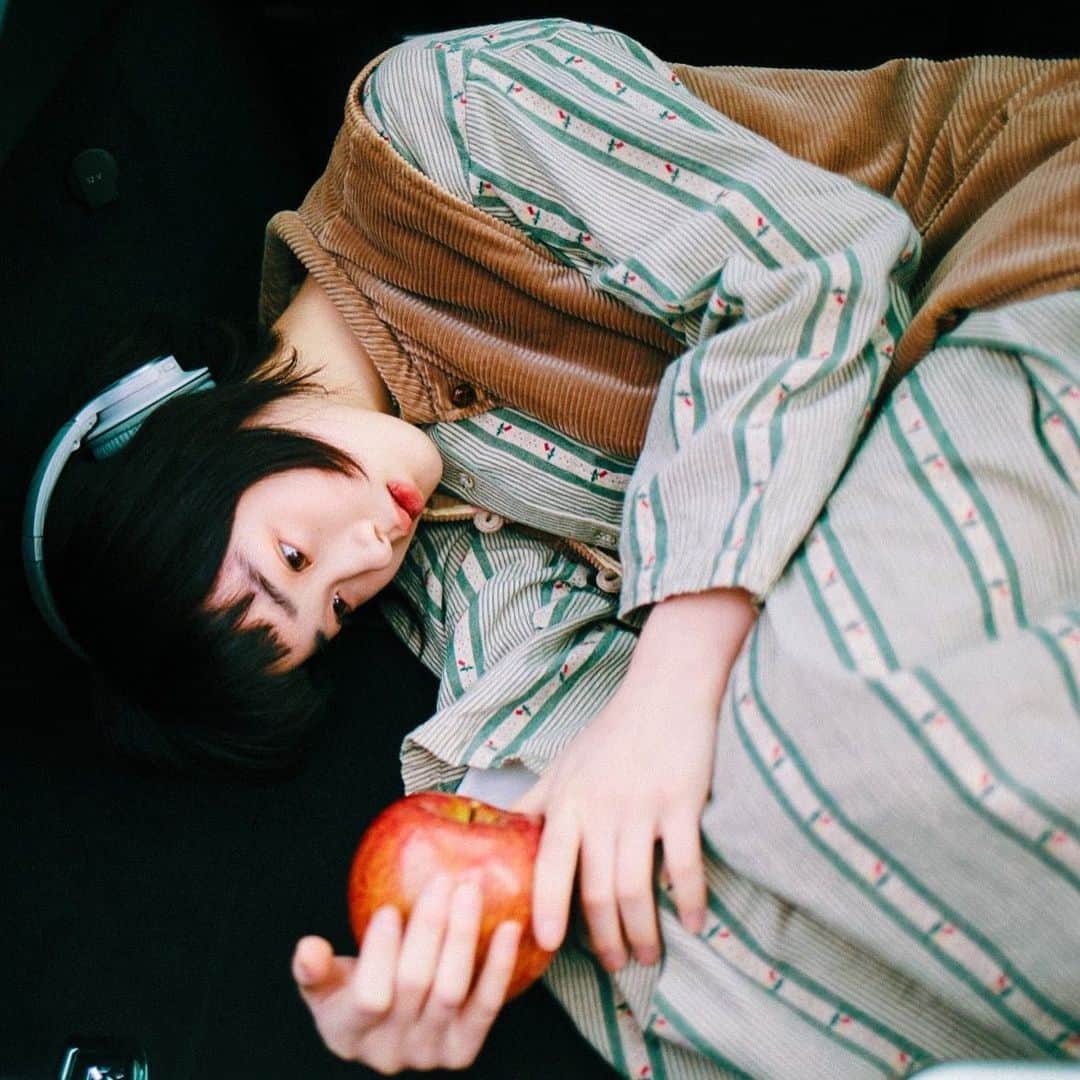 hiderin777のインスタグラム：「🍎 . . . 今日は帰ってからハイボール飲んでるので すぐに寝落ちしそうです。 それにしても今日は風が強い。 . . . . model @maru_nouchi  shot by @ringostar.desu」