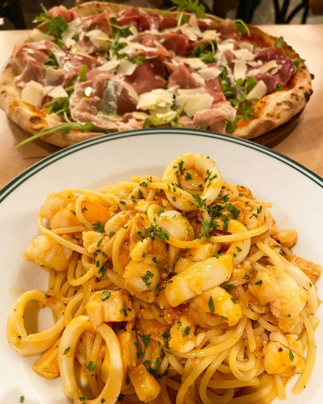 荒尾茉紀のインスタグラム：「1枚目→きのうの夕飯（外食） 2枚目→きょうの夕飯（自炊） やはりプロが作った方が美味しいわ❣️ ちなみに週末は、ホテルの朝食ブュッフェ担当でした🎶オーダーをとる時に聞き取れない追加リクエストがあり、聞き返しても分からなかったので、スペルを教えてください❗️という変な接客をしてしまいました…優しいお客さんで良かった😅✨ #sydney #留学 #pizza #パスタ #spaghetti #手作り #hoteljob #シドニー仕事 #thankyouCarollina😋」