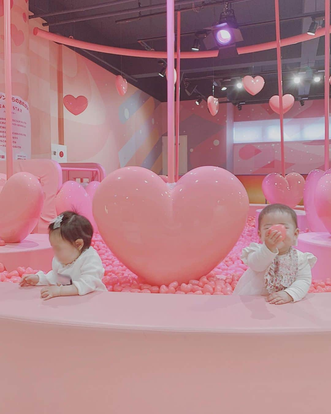 Remiさんのインスタグラム写真 - (RemiInstagram)「lovely kids park @puchukids ﻿🦄💜 ついこの間生まれた娘ももうすぐ1歳に！﻿ ﻿ というわけで、同じ月齢のお友達と 横浜のPuChu!デビュー👶🏻👶🏻💕 パステルカラーの可愛い宇宙空間に子供が楽しめるスポット満載🌙⭐️﻿ まだ早いかな〜なんて思っていたのに、いざ来てみると音楽に合わせて踊ったり、楽器でセッションしたり、おままごとをしたり、パーク中を歩き回って大満喫でした👯‍♀️🎹🧸﻿♪ ﻿ いつまでも赤ちゃんだと思っていたのに、本当成長は早いなぁ☺️✨﻿ ﻿ ﻿  #Puchu #puchukids #遊び場 #横浜 #子連れスポット #lovetabimama #0y11m」2月17日 22時36分 - remi_912