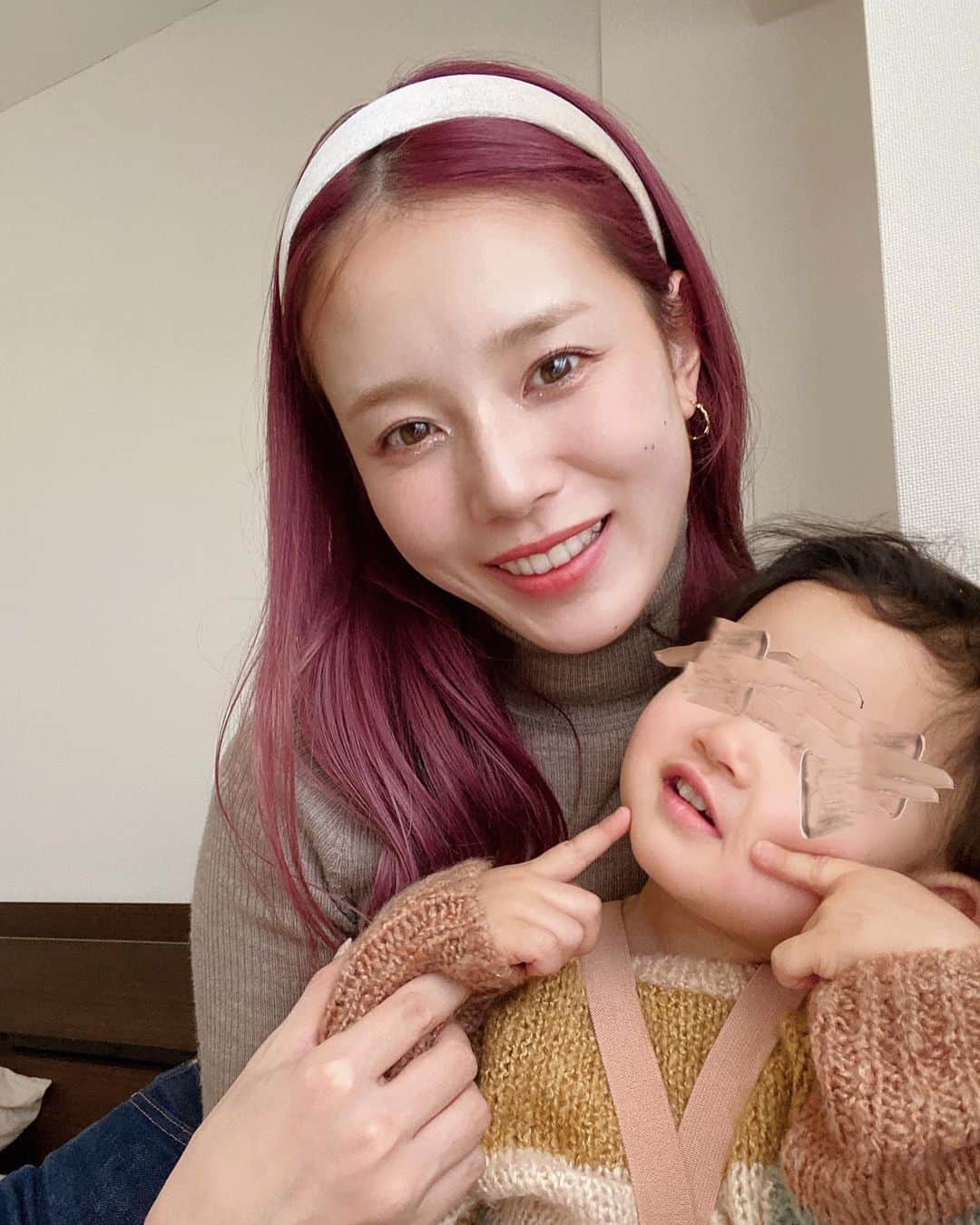 目見田早弥子のインスタグラム：「|🤍🤍🤍 最近はお散歩してても立ち止まって 「👶🏻ちゃんしゃしんとりたい！」と言って ポーズを決めるようになってきた娘。 日常でも「さやちゃんしゃしんとって！」と 写真大好きでこんな感じでいつも撮らされています🌬」