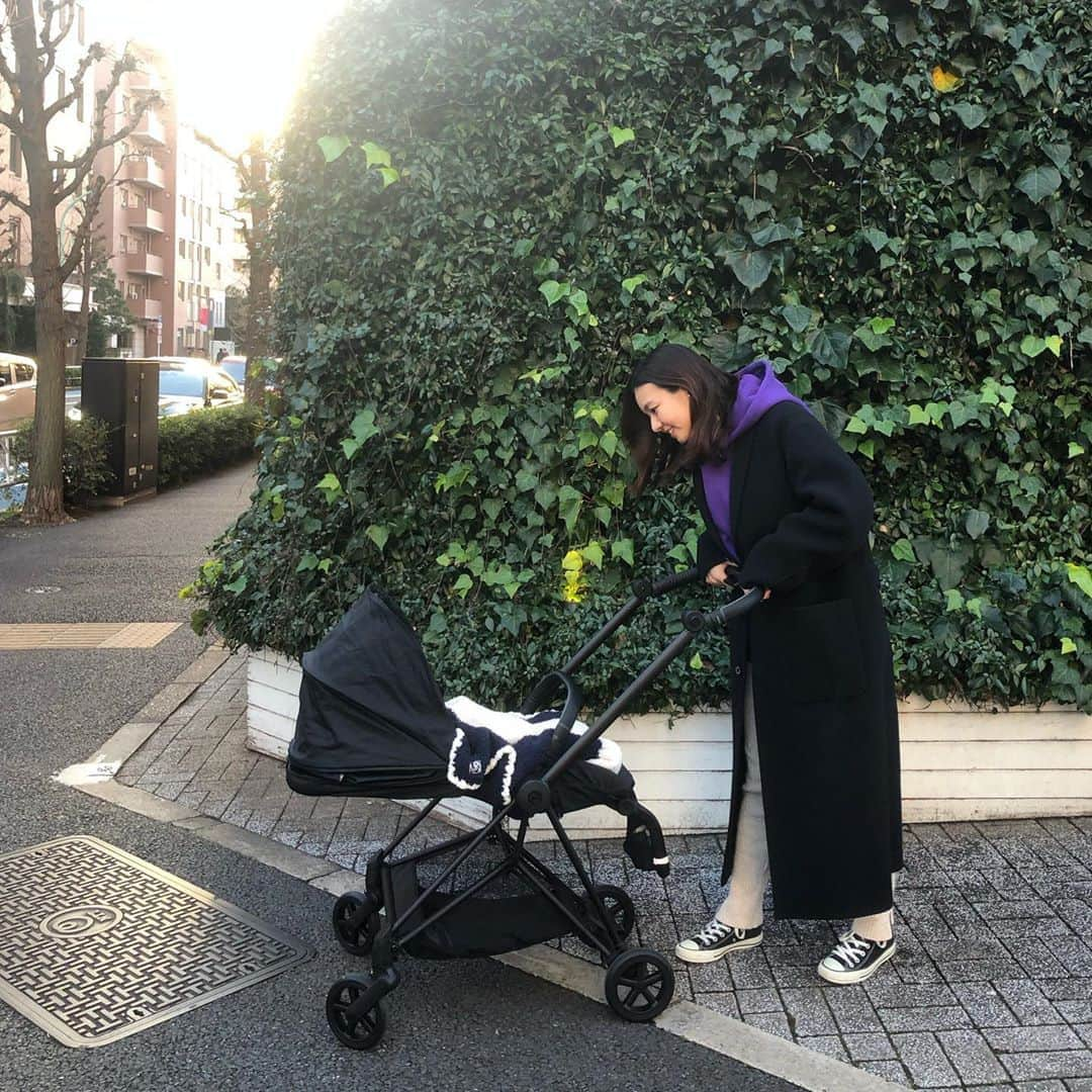 にわみきほさんのインスタグラム写真 - (にわみきほInstagram)「少しずつお散歩にも慣れていこうね👶🏻 . . 先輩ママの意見や何度もお店に行ったりして 迷いに迷ったベビーカーは @cybex_japan のMIOSにしました💫  抜群の走行性とガタガタ道でも 衝撃が少なく安定感があり 息子もずっとスヤスヤ寝てました😪 対面、背面の両方に対応してるのも🙆‍♀️ . . カラーはどんなファッションにも合うように マットブラックにしました🖤  #お散歩デビュー　#子育て　#新米ママ　#男の子ママ　 #ベビーカー　#cybex #サイベックス #ミキコレ　#ブランドはタグ付けしてます🏷 #まだジーパンは履けなかった😭」2月17日 22時37分 - mikiho_niwa