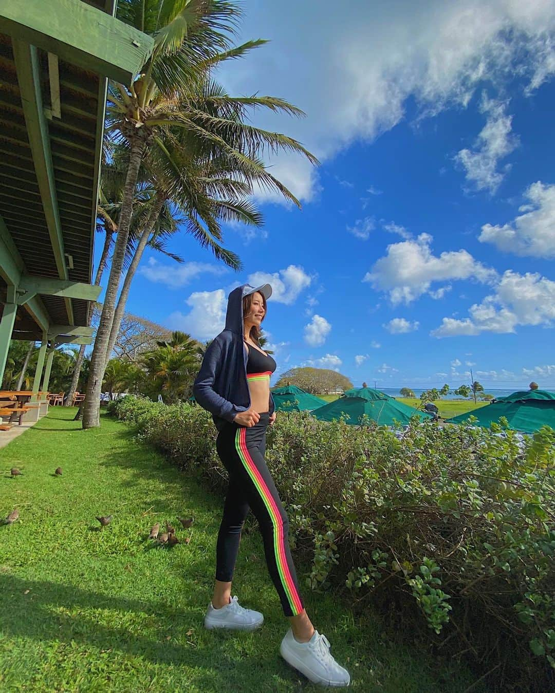 もものインスタグラム：「KUALOA RANCH❤️ . . 可愛い動物達がたくさんいて 大自然に癒されまくり🥺 四輪バギーは最初怖かったけど めちゃ楽しかった🤣🤣 . . トレーニングウェアは @vspink  筋トレ頑張ろ🥱💕 (最近さぼりすぎ🥱🥱🥱) . . . #Hawaii#hawaiitrip#trip#nature#kualoaranch#workout#pink#vacation#victoriassecret#ハワイ#ワイキキ#クアロアランチ#バギー#スポーツウェア#筋トレ女子#ジム#トレーニング#ヴィクトリアシークレット#ピンク#トレーニングウェア#パワースポット#🥱」