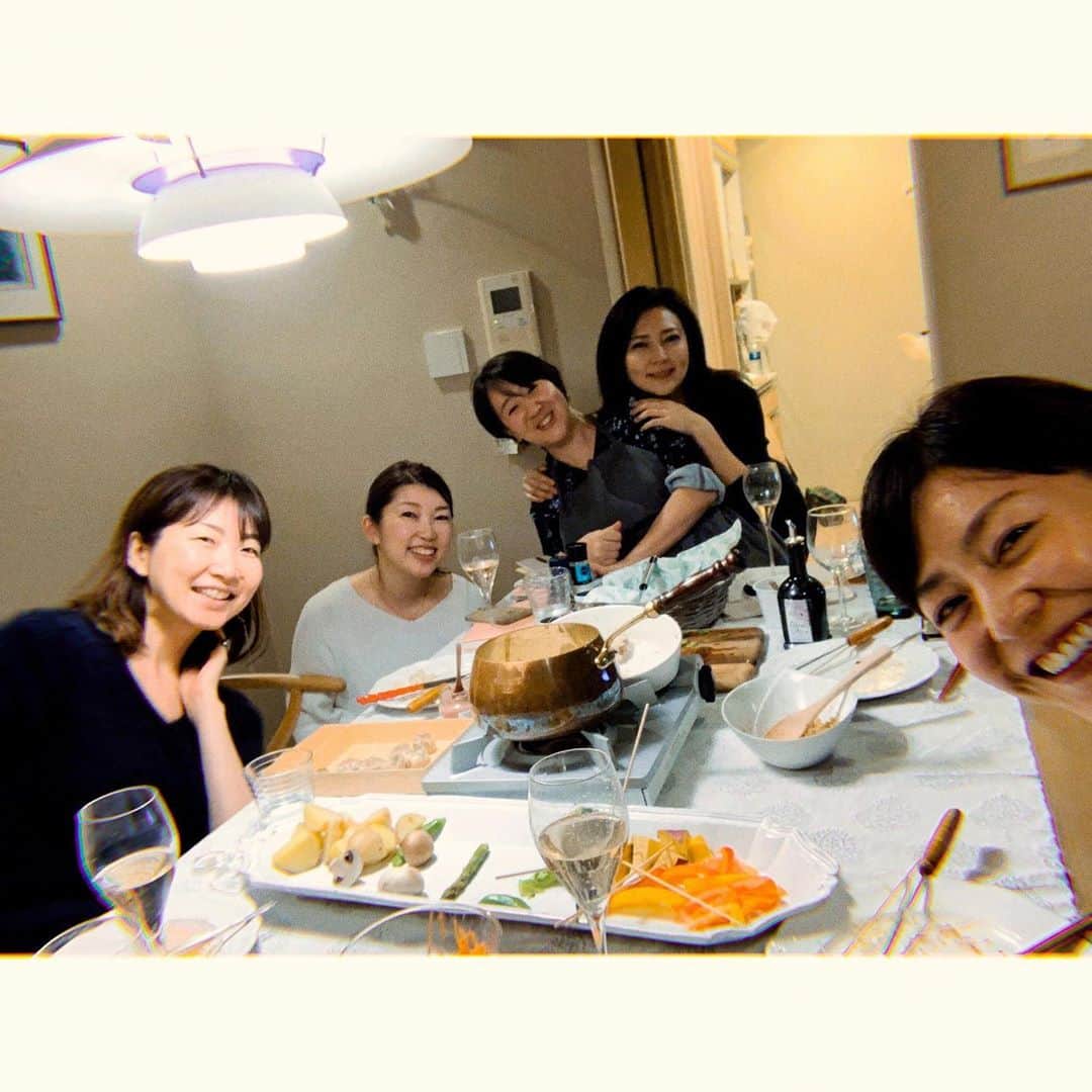 阿部洋子さんのインスタグラム写真 - (阿部洋子Instagram)「🎶 きのうの宴。  なんだかたのしいことがはじまりそう！ 見事に得意分野が異なる面々。 出会ってからまだそんなに日が経ってないのに、 結束力がスゴイ！  #artdevivre」2月17日 22時35分 - hirocoring