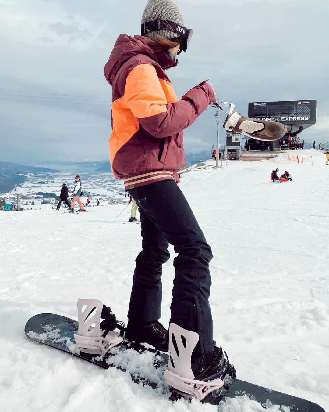 高橋菜摘のインスタグラム：「🏂☃️❄️ 今日、明日から寒波だって？ また滑りたくなっちゃうじゃん!! しかしフリマの準備があるから 今週は我慢します💛🧡💛🧡 @roxyjapan の派手デザインの ショート丈ウェアには 身体のラインが出る綺麗なパンツを。 . そして新しいバイン下ろした♡  @flux_japan  ライラックカラーが可愛いすぎてツボ。 写真だとベビーピンクっぽい🏂 板は @alliansnowboards だよ♡ 140cm!!! 子供が滑れるようになると ママも滑れる👍♡ というわけでお子様のデビューは 自分のためにも早めが🥴👌 . 来週の祝日24日はフリマです🧡 季節的にスノー用品はもしかすると もう要らないかなぁ？🤔 詳細は前POSTに❤︎ 場所は @matsueku 平塚駅近く♪ 待ってまーす💨 . . #snow #snowboarding #snowboard #roxy #roxyjapan #roxysnow #roxygirl #snowwear #binding #snowfashion #oovd #mamagirl #japan #japanese」