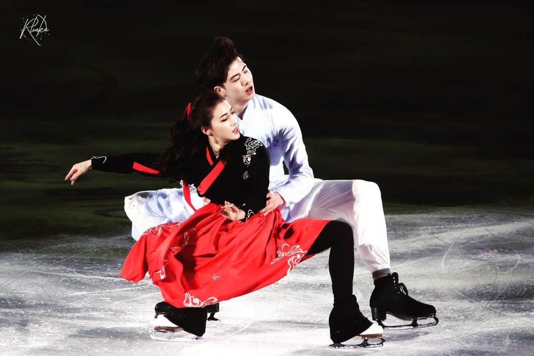 王詩エツのインスタグラム：「Happy Monday 🧡  新的一周。⛽️ #monday #figureskating」