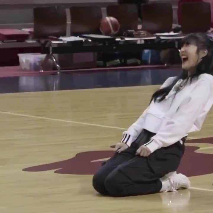 ジョイ（ファンアカウント）のインスタグラム：「Here’s a video of Joy laughing hardly after she noticed that the warmups she taught the guys made them tired lol _ #REDVELVET#JOY#레드벨벳#조이 © owner」