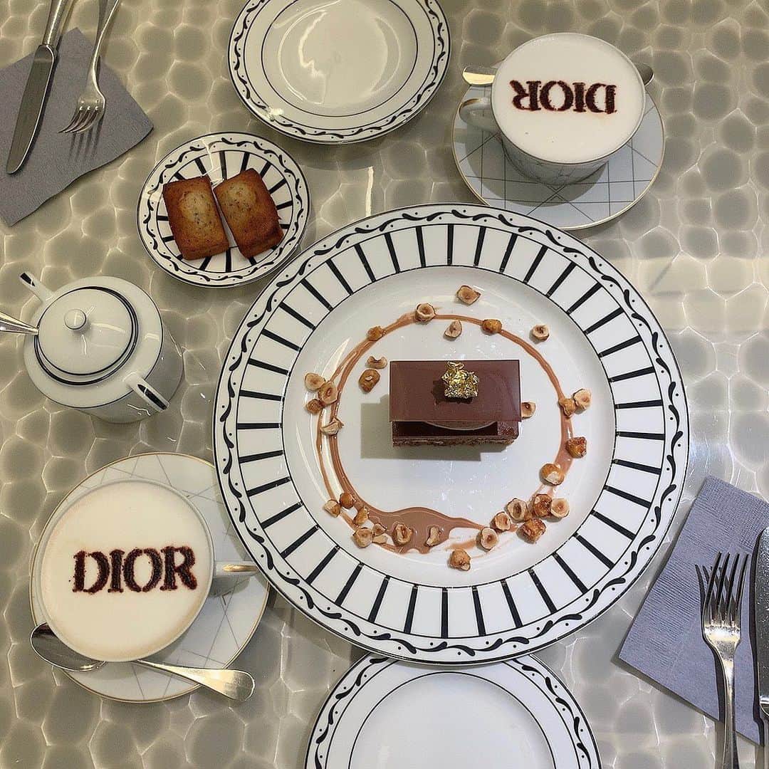 大井智保子さんのインスタグラム写真 - (大井智保子Instagram)「あゆみさんとカフェ活🤎 . 銀座の"Cafe Dior by Pierre Herme"へ☕️ . Diorのロゴ入り、 カフェラテDiorかわいかったです🤎🤎 . ハートになっていたりもあって、 ハートがいいねって言ってたけど、 ランダムらしく 最もシンプルなのがきました😂残念‼︎笑 . . #cafe #cafedior #cafediorbypierreherme #cafestagram  #銀座 #ginza #dior #銀座シックス #ginzasix  #カフェ活」2月17日 22時38分 - chihokoi