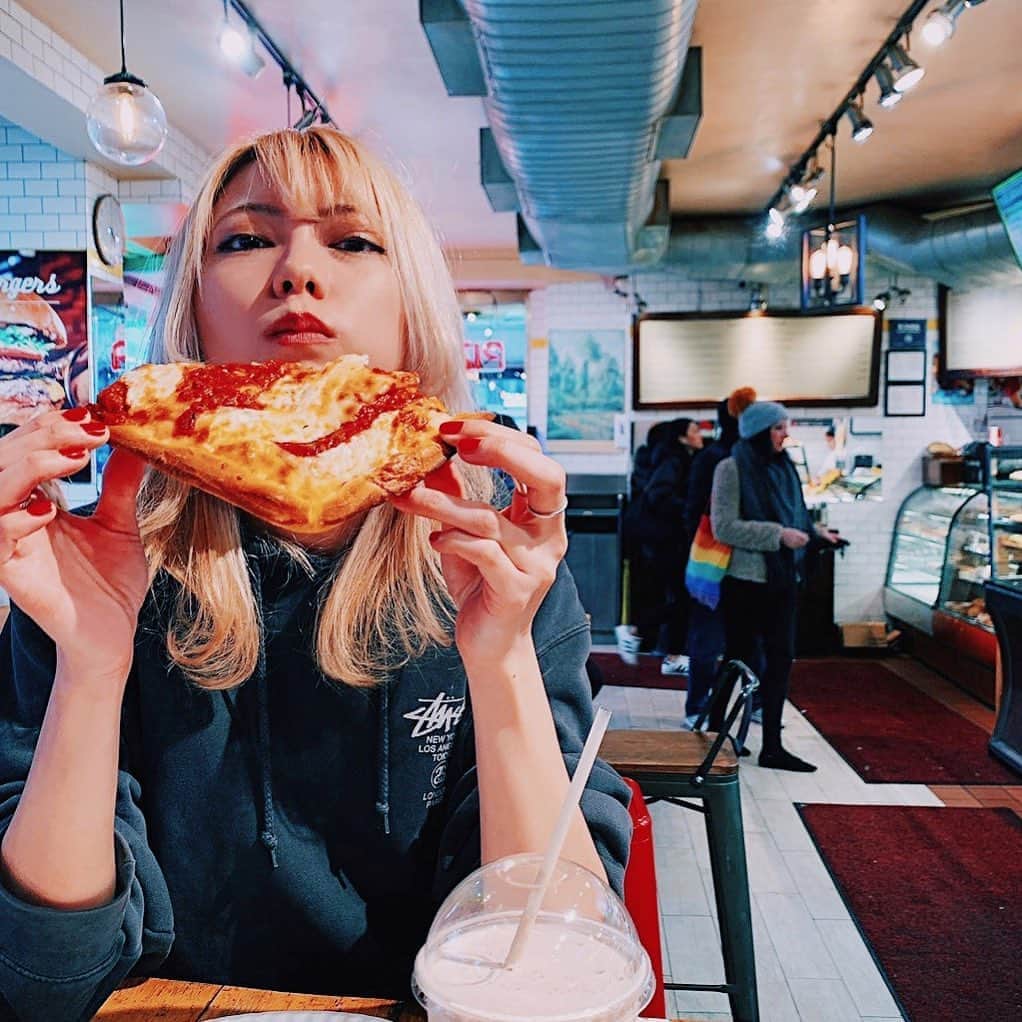 SHIZUKAのインスタグラム：「. The first thing to do in NY🍕🖤 . ニューヨークに来てるよ〜〜〜」