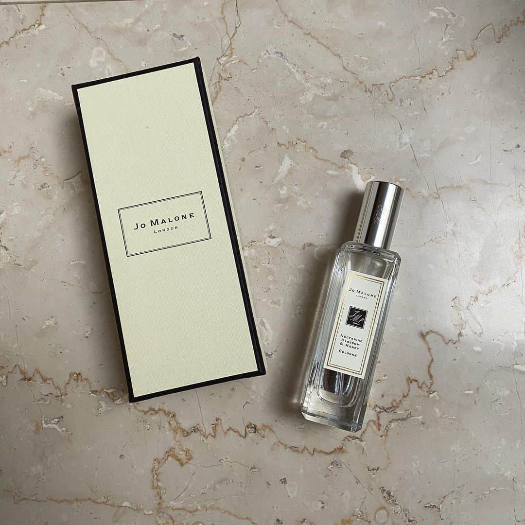 角川友紀のインスタグラム：「﻿ 友達が誕プレでくれた﻿ ﻿ #jomalone の香水𓆸﻿ ﻿ いい匂いすぎて使うのがもったいない…！﻿ ﻿ 大事な日に付けようと思います👀🤍﻿ ﻿ しかもキャップに名前が刻印されているんです…！﻿ ﻿ 素敵なプレゼント頂きました𓊗𓋪﻿ ﻿ ﻿ ﻿ #jomaloneperfume#nectarineblossomandhoney #香水#香り#香りのある暮らし」