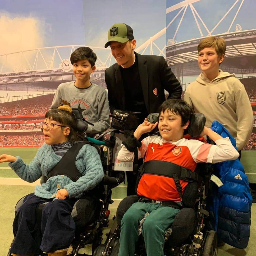 メスト・エジルのインスタグラム：「Thanks to my special guests Emerson and Marcia ❤ They visited and supported me yesterday and brought us luck ⚽〽🙏🏼 #homevictory #M1Ö #YaGunnersYa」