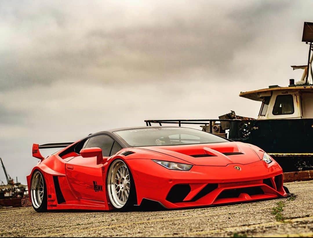のインスタグラム：「Liberty walk自由に歩く！！！ LB★シルエットWORKS LAMBORGHINI HURACAN USA🙂  @libertywalkkato @hirosta @hyuma.k @lbwk_chisaki #libertywalkkato#libertywalk#lbworks#lamborghini#lamborghinihuracan #widebody#ltmw#widebody#semashow #fiexhaust #airrexsuspension #goodwoodfos#usa#redbull #yokohamatire #bride #brideusa#drift」