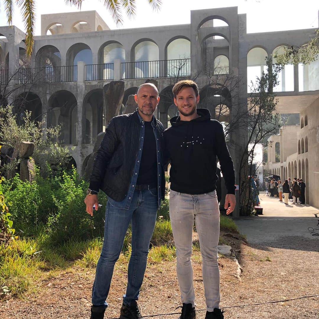 のインスタグラム：「Siempre un placer compartir u rato contigo @jimmygimenez13 🙌💪⚽️ #shooting #pacorabanne #amigos #idolo #buenosratos @pacorabanneparfums @claudio_gnz」