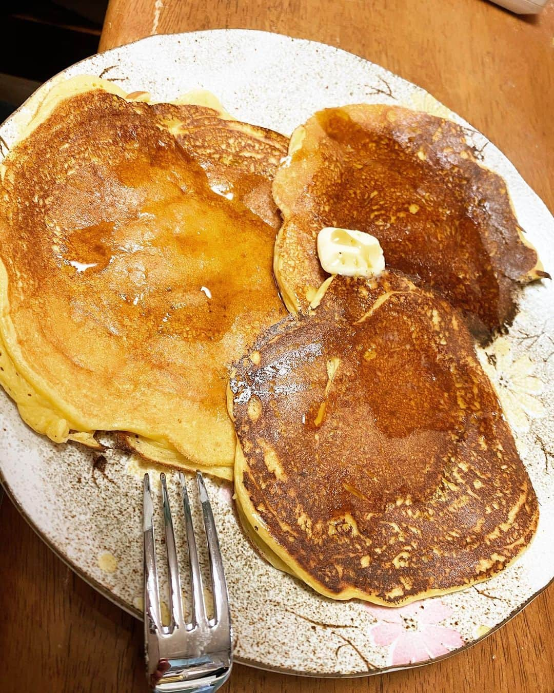 鈴木克彰さんのインスタグラム写真 - (鈴木克彰Instagram)「超人気有名店のパンケーキ屋さん🥞から、新しいレシピと諸々ポイントをアドバイス頂きまして　株式会社 ファイン・ラボ　@fine_lab_official プロテインパンケーキの新しい試作を研究してます。  写真は一回分でタンパク質50g分ぐらいですが、、、 流石プロ、ビックリするほど美味しい。 今までで1番じゃないかな😋  外カリッとして、中がモチモチしっとりな食感、お店の感じだ😍✨凄いなー。。 しかし、このレシピを商品化するのは、かなりの難しさがありますね。。。。🤔何とかしたい。頑張ります。 ✅ファインラボHP💻 http://www.fine-lab.com/index.html ・ ・ ・ #ファインラボ #ファインラボサポートメンバー#eaa#プロテインパンケーキ®️ #オリンピック#パラリンピック#東京オリンピック#東京2020#オリンピックイヤー #ファイナルグリーンmax #プロテインカレー#減量#東大宮#加須#ファイナルバーン#ファイナルETB#リカバーエネルギー#プロテイン#トレーニング#ファインラボフィット#サプリメント#ダイエット#フィジーク#筋肉#たんぱく質#筋トレ#jbbf#bestbodyjapan#nabbajapan」2月17日 22時55分 - suzuki.katsuaki