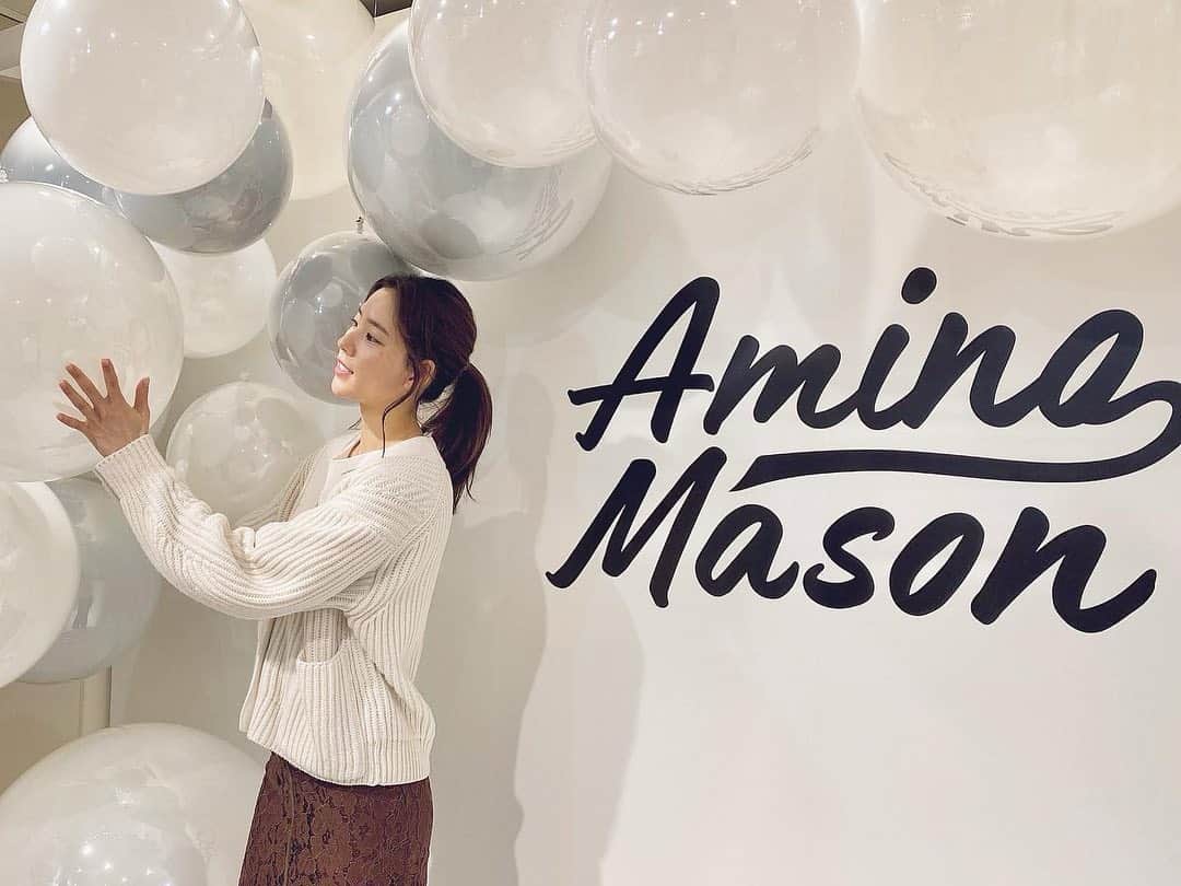 のインスタグラム：「ヘアケアブランドのアミノメイソンが﻿ キレイのレシピ第二弾としてリニューアル💫 ﻿ ﻿ とことん髪を甘やかす新習慣というコンセプトで﻿ 独自開発の濃厚ホイップクリーム泡が﻿ みずみずしい艶髪へと導いてくれるそう💆🏻‍♀️﻿ ﻿ 究極の美髪を叶えるディープモイストと﻿ 芯から潤って仕上がりさらさらなスムースリペアの2種類。﻿ ﻿ ディープモイストの方からは﻿ アウトバスで使えるヘアオイルも出たよ❤︎ ﻿ ﻿ リニューアルを記念したイベント﻿ "ハイカロ泡パーラー"が期間限定で﻿ オープンしたので遊びに行ってきました〜💕﻿ ﻿ 全員に特別なプレゼントがもらえたり﻿ 会場限定のアイスクリームも食べられます🍦﻿ 2/18から24の11時～19時まで開催してるよ！﻿ ﻿ #アミノメイソン #aminomason﻿ #ハイカロ泡  #期間限定﻿ #ステラシード #pr」