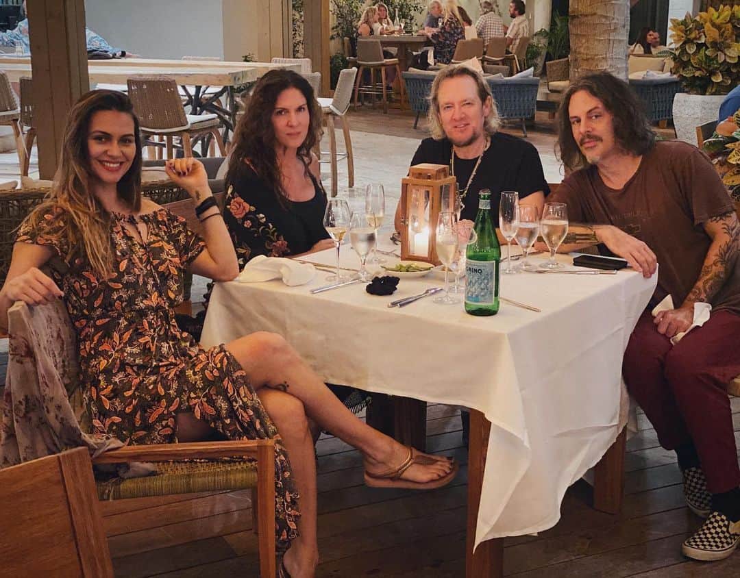 エイドリアン・スミスのインスタグラム：「How much fun is too much fun! @richie_kotzen @julia_lage @nathalie_d_smith #dinnerunderthestars #turksandcaicos」