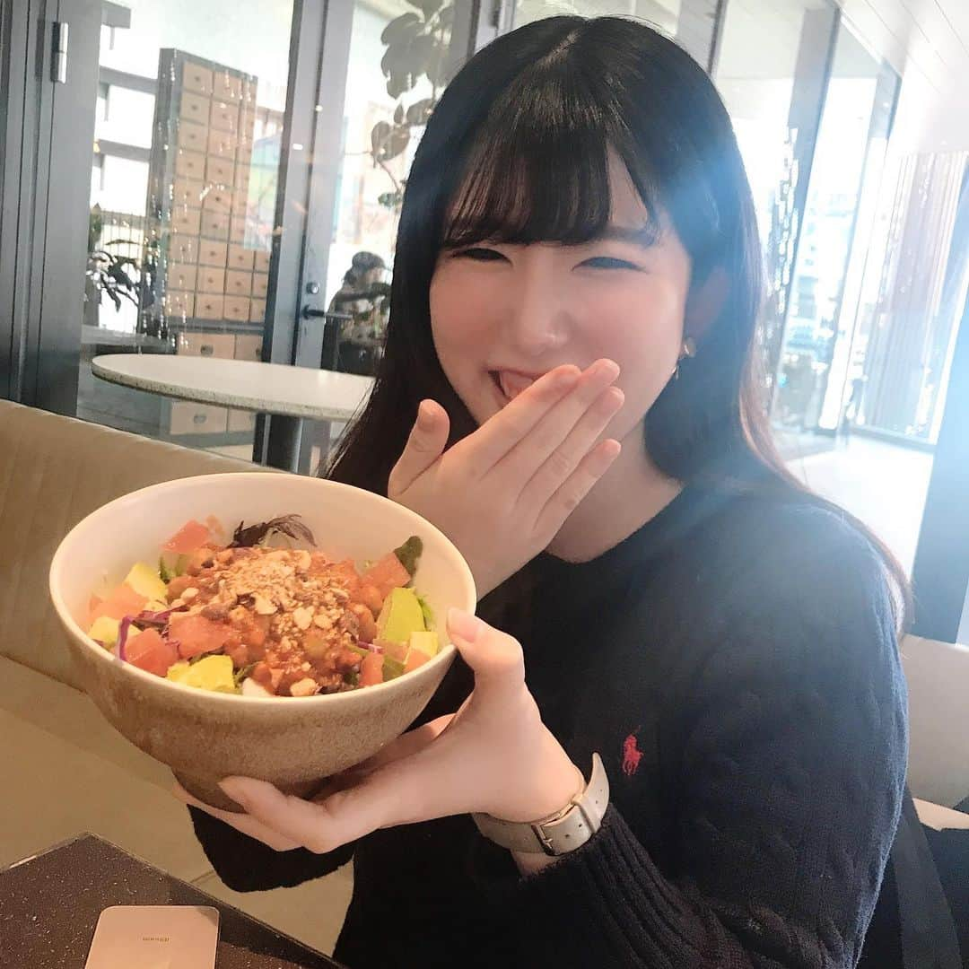 越智萌日さんのインスタグラム写真 - (越智萌日Instagram)「お花も食べられるライスボウルwithわかな💐 . ダイエット中の私にとっても優しい、野菜たっぷりヘルシーメニュー☺️ 罪悪感なく食べられました🐷 . やっぱり友達とたくさんお話して大笑いすると、気分も華やぐし「よし、頑張るぞ！」って気持ちになる😍 . わかな今日は本当にありがとう❣️ . . #cosmekitchenadaptation  #cosmekitchen  #コスメキッチンアダプテーション　#コスメキッチン  #梅田ランチ  #梅田カフェ  #阪神梅田本店」2月17日 23時11分 - moeka19990201