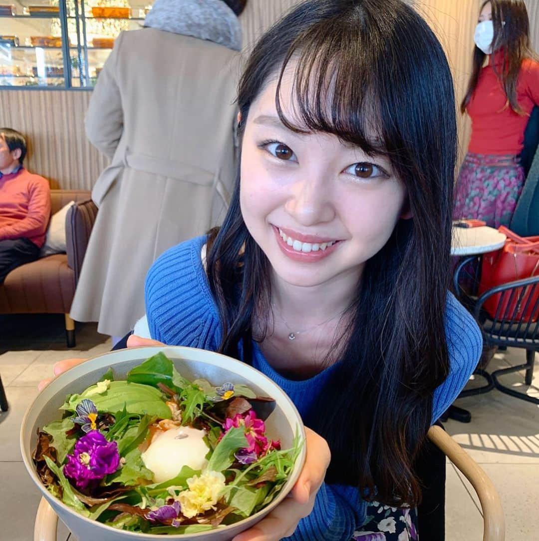 越智萌日のインスタグラム：「お花も食べられるライスボウルwithわかな💐 . ダイエット中の私にとっても優しい、野菜たっぷりヘルシーメニュー☺️ 罪悪感なく食べられました🐷 . やっぱり友達とたくさんお話して大笑いすると、気分も華やぐし「よし、頑張るぞ！」って気持ちになる😍 . わかな今日は本当にありがとう❣️ . . #cosmekitchenadaptation  #cosmekitchen  #コスメキッチンアダプテーション　#コスメキッチン  #梅田ランチ  #梅田カフェ  #阪神梅田本店」