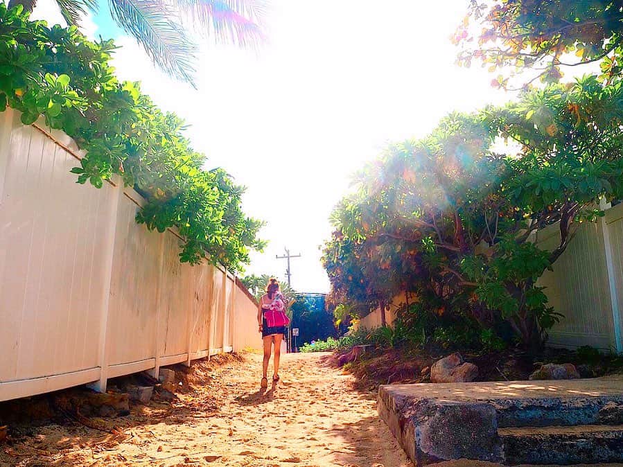 大山恵理乃さんのインスタグラム写真 - (大山恵理乃Instagram)「＊﻿ #ハワイ #オアフ島﻿ #ラニカイビーチ﻿ ﻿ ﻿ ﻿ 初ハワイの人がいたら、﻿ ラニカイは絶対連れて行って見せてあげたい。﻿ ﻿ ﻿ って思う、﻿ ﻿ ﻿ そんなビーチ。﻿ 犬や子供を連れて遊んでる光景が大好物。　 大好きなビーチです。﻿ ﻿ ﻿ ﻿ ﻿ #天国の海 #スピリチュアルビーチ﻿ #hawaii ﻿#lanikaibeach #kailuabeach #ハワイの海 ﻿ #ホノルル #ワイキキ　 #waikiki #honolulu #oahu #oahulife  #하와이 #오아후섬 #호놀룰루  #ハワイ観光 #ハワイ旅行 #ハワイ大好き #ハワイ行きたい #ハワイ好き #ハワイ住みたい」2月17日 23時11分 - erino_ohyama