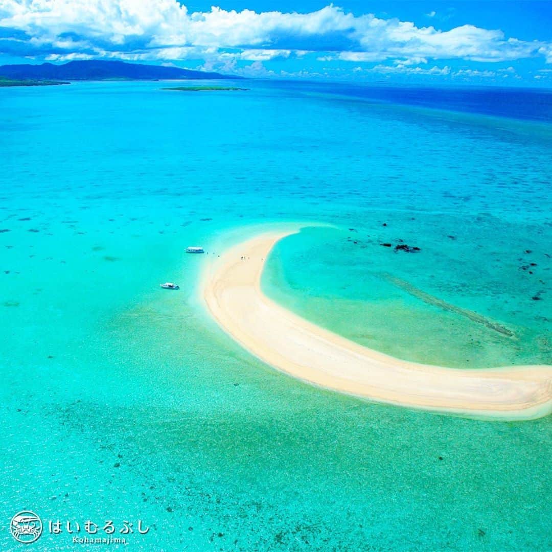 HAIMURUBUSHI はいむるぶしさんのインスタグラム写真 - (HAIMURUBUSHI はいむるぶしInstagram)「八重山の人気スポットの一つ「浜島」。サンゴ砂浜が自然に堆積してできた白い島。干潮時に姿を現すことから「幻の島」の愛称で呼ばれています。#沖縄 #八重山諸島 #浜島 #幻の島 #空撮 #小浜島 #リゾート #ホテル #はいむるぶし #japan #okinawa #yaeyamaislands #hamajima #maboroshinoshima #drone #kohamajima #beachresort #haimurubushi」2月17日 23時03分 - haimurubushi_resorts