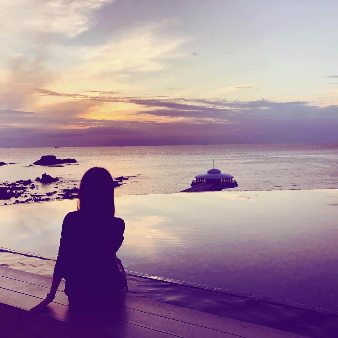 鈴木絢子さんのインスタグラム写真 - (鈴木絢子Instagram)「・ ・ 海がピンク色に染まる、最高に美しい夕焼け🤗✨ 週末はジュエリーの撮影のため和歌山の海へ🌊 ・ やはり真珠は海をバックに撮ると、、✨ 素敵すぎました😍✨ ・ 3粒のベビーパールにラインダイヤが入った、運気アップ↑↑デザインのパールリング💍 万能パールのジュエリーは春コーデにぴったりです🤗💛 ・ https://item.rakuten.co.jp/tsunotokyo/tsunorpn0001/ ・ ・ ・ #ジュエリープロデュース #ツノジュエリー #ジュエリーコーディネーター #美容家 #美肌ジュエリー #開運ジュエリー #運気アップ #春のジュエリー #パールサンド #パールアクセサリー #春コーデ #海 #真珠 #白浜 #夕焼け #ピンク #pearl #jewelry #tsunojewelry #ring #💍」2月17日 23時17分 - ayako_suzuki810
