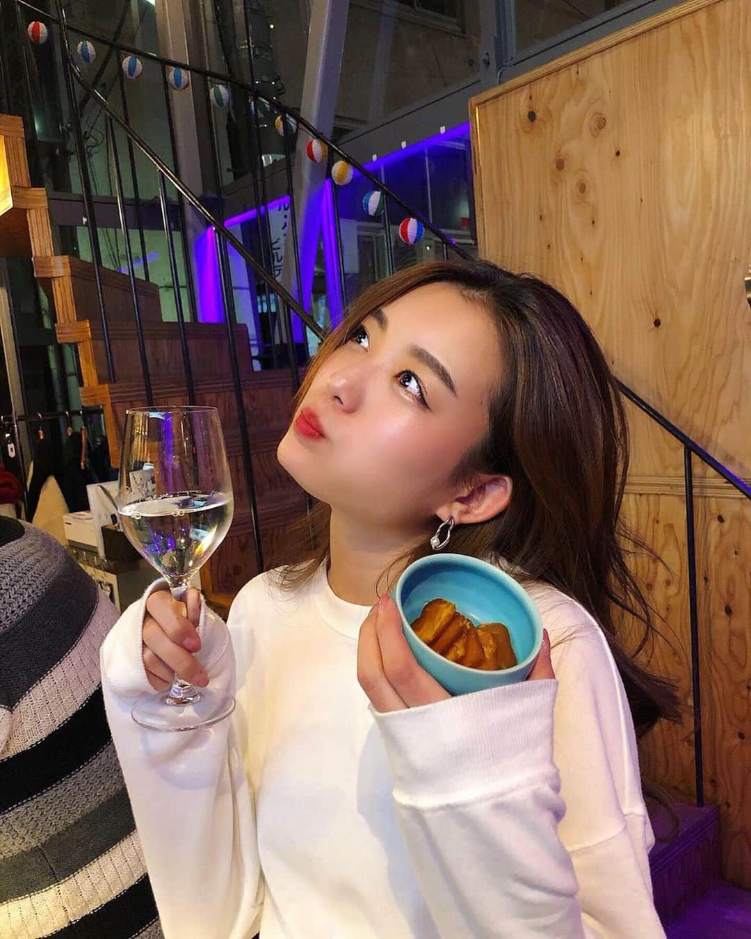 蜂谷晏海さんのインスタグラム写真 - (蜂谷晏海Instagram)「いつかの📸 ワインと見せかけて日本酒あみら🍶 からすみがありゃ永遠に飲める気がしてくる…🤤 ※カウンターでお隣は知らない外国人の男性だったよ🤫 指摘される前に言うあみら👏 #ぷはあみら#日本酒#からすみ」2月17日 23時29分 - hachiyaami