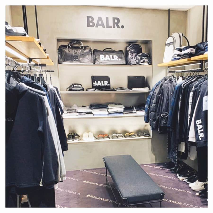 白姫あかりさんのインスタグラム写真 - (白姫あかりInstagram)「BALR.のShowroomに 紗愛せいらちゃん　@sachika_seira  とお邪魔させていただきました☺️ . . . 1.2枚目はBALR.を置いている 店舗のディスプレイですが 3.4枚目の新作の白のフーディーと 5枚目の写真の黒のパーカーを オーダーしました‼️ . . 現役のときから ゆるっとしたオーバーサイズのパーカーやフーディーにスキニーパンツを合わせる メンズライクだけど どこか女性らしさを感じられるようなファッションが好きで(入り出では着てませんが😅) BALR.が日本に入ってきた頃からチェックしていたので じっくり、ゆっくり見て選ぶ事ができて 嬉しかったです❤️ . . . 白のフーディーはロゴのサイズ感がタイプだなぁと思ったのと 黒のパーカーは定番のもので、既にフーディーを持っていて気に入っているので サイズ、形違いでパーカーを。. . 届くのが楽しみです😊✨ . . お洋服は普段1人でブワッと見て直感で買うタイプなので せいらとキャッキャ言いながら お洋服選び、、、楽しかったです❣️ . . そういえばBALR.のTシャツを お稽古場で着ていてキキちゃんと廊下で会ったとき おしゃれな人はBALR.着てる！って褒めてくれたの思い出しました😂. . . . #balr @balancestyle  #白姫あかり #紗愛せいら  #fashion  #メンズライクコーデ」2月17日 23時24分 - akari_shiraki