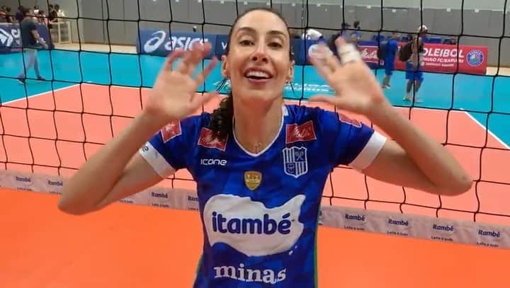 シェイラ・カストロのインスタグラム：「Oi, gente!!! Vocês sabem que eu amo desafios, né? Ainda mais quando é por uma causa tão nobre.  A @gabiguimaraes10 me convocou pra entrar na corrente do bem, mas decidi trazer o desafio para Belo Horizonte que está sofrendo por causa das chuvas.  Então a cada ponto de bloqueio ou saque que eu fizer nos jogos do Sul-americano, vou doar R$ 20 reais para instituições que estão ajudando as famílias afetadas.  E passo a responsabilidade para a @daherthaisa, @fabiclaudino e @lorenneteixeira」