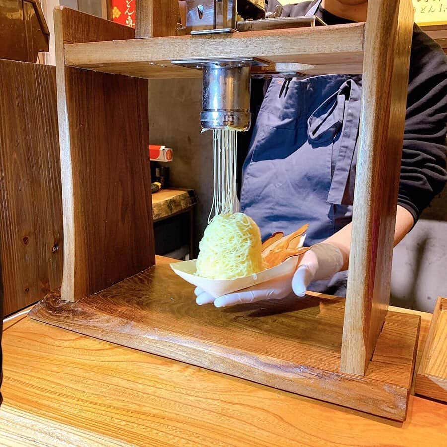 RETRIP<リトリップ>グルメさんのインスタグラム写真 - (RETRIP<リトリップ>グルメInstagram)「【RETRIP×名古屋】 こちらは名古屋にある「くをん」です。京都に本店がありますが、こちらではお芋のモンブランを頂くことができます。目の前で仕上げるモンブランは圧巻！中にはアイスクリームやメレンゲが入っているので、さっぱりと頂けますよ。 . RETRIPでは「おでかけ」に関する様々な情報を発信しています。ぜひ他のアカウントもチェックしてください！ @retrip_nagoya_ 名古屋の話題のカフェを紹介 @retrip_osaka_ 大阪のおでかけグルメスポットを紹介 @retrip_kyoto_ 京都のおでかけスポットを紹介 @retrip_fukuoka_ 福岡のおでかけグルメスポットを紹介 @retrip_hokkaido_ 北海道のおでかけスポットを紹介 @retrip_korea_ 韓国の話題のカフェを紹介 @retrip_news 最新のおでかけ情報を紹介 @retrip_nippon 日本の絶景を紹介 @retrip_global 海外の絶景を紹介 @retrip_gourmet 全国の話題のスイーツを紹介 @retrip_dinner 全国の話題のごはんを紹介 @retrip_cafe 全国のおしゃれなカフェを紹介 . ▼RETRIP[リトリップ]のアプリは AppStore、GooglePlay「リトリップ」で検索！ プロフィールのURLからもダウンロードできます。 . photo by @w7.m.m.7w . . #retrip #retrip_rh #retrip_gourmet #retrip_sweets #RETRIP #京都四条くをん名古屋パルコ店 #京都四条くをん #くをん #モンブラン #さつま芋モンブラン #芋スイーツ #名古屋 #名古屋スイーツ #名古屋カフェ #京都 #京都スイーツ #カフェ好きな人と繋がりたい #スイーツ好き #スイーツ好きな人と繋がりたい #スイーツ好きな人とつながりたい #グルメ好きな人と繋がりたい #グルメ好き #グルメ好きと繋がりたい #スイーツ部 #カフェ部」2月17日 14時35分 - retrip_gourmet