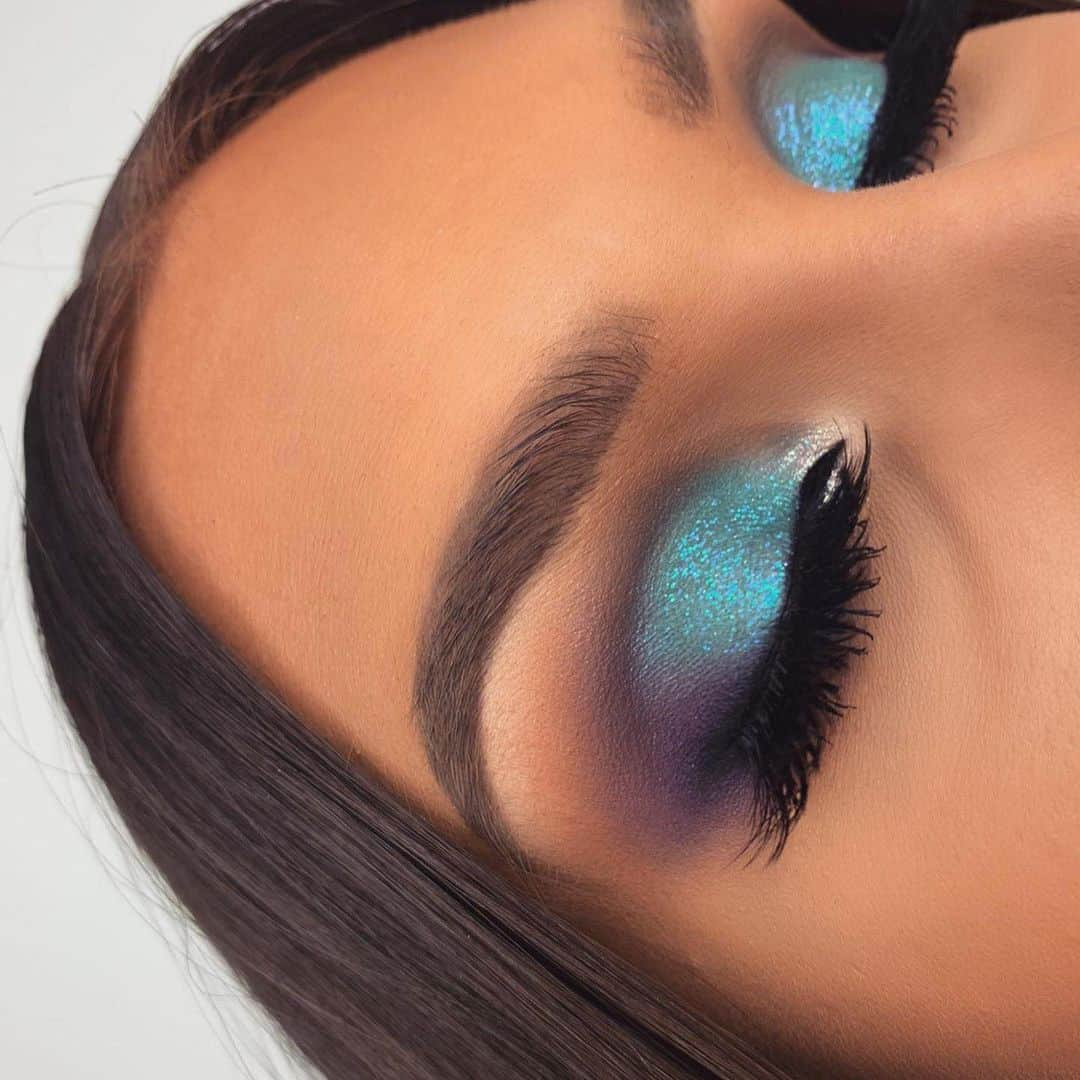 Anastasia Beverly Hillsさんのインスタグラム写真 - (Anastasia Beverly HillsInstagram)「Pop of 💙 @emmacervin  E Y E S  Eye Primer ABH x Amrezy Palette - Leo, Barb, New Yawker, Yugo, BK / Loose Glitter - Frosted / Liquid Eyeliner  B R O W S Brow Wiz - Chocolate Brow Powder Duo - Dark Brown」2月17日 14時28分 - anastasiabeverlyhills