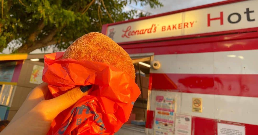 AYASAさんのインスタグラム写真 - (AYASAInstagram)「🌴 Leonard'sのマラサダが美味しすぎていつでも今すぐにまた食べたい❤️ . 出来立てのサクサクふわふわが忘れられぬだ。 ・ ・ #leonards #マラサダ #hawaii #初ハワイ #糖分大事」2月17日 14時36分 - ayasa_doya