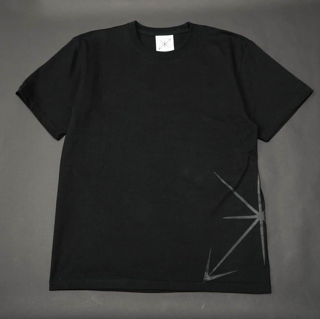 のインスタグラム：「TEARS OF SWAN-LOGOMARK  T SHIRTSになります!! 本日からofficial webshopでもオーダー開始ですので宜しくお願い致します(^^)👕💻📱📝 http://tears-of-swan.shop-pro.jp/?pid=148574730 (3月中旬販売開始、モデル着用Lサイズ) ※プロフィール下のURLからofficial websiteがご覧頂けます  @tears_of_swan  #tearsofswan #longsleevetshirt  #tshirt」