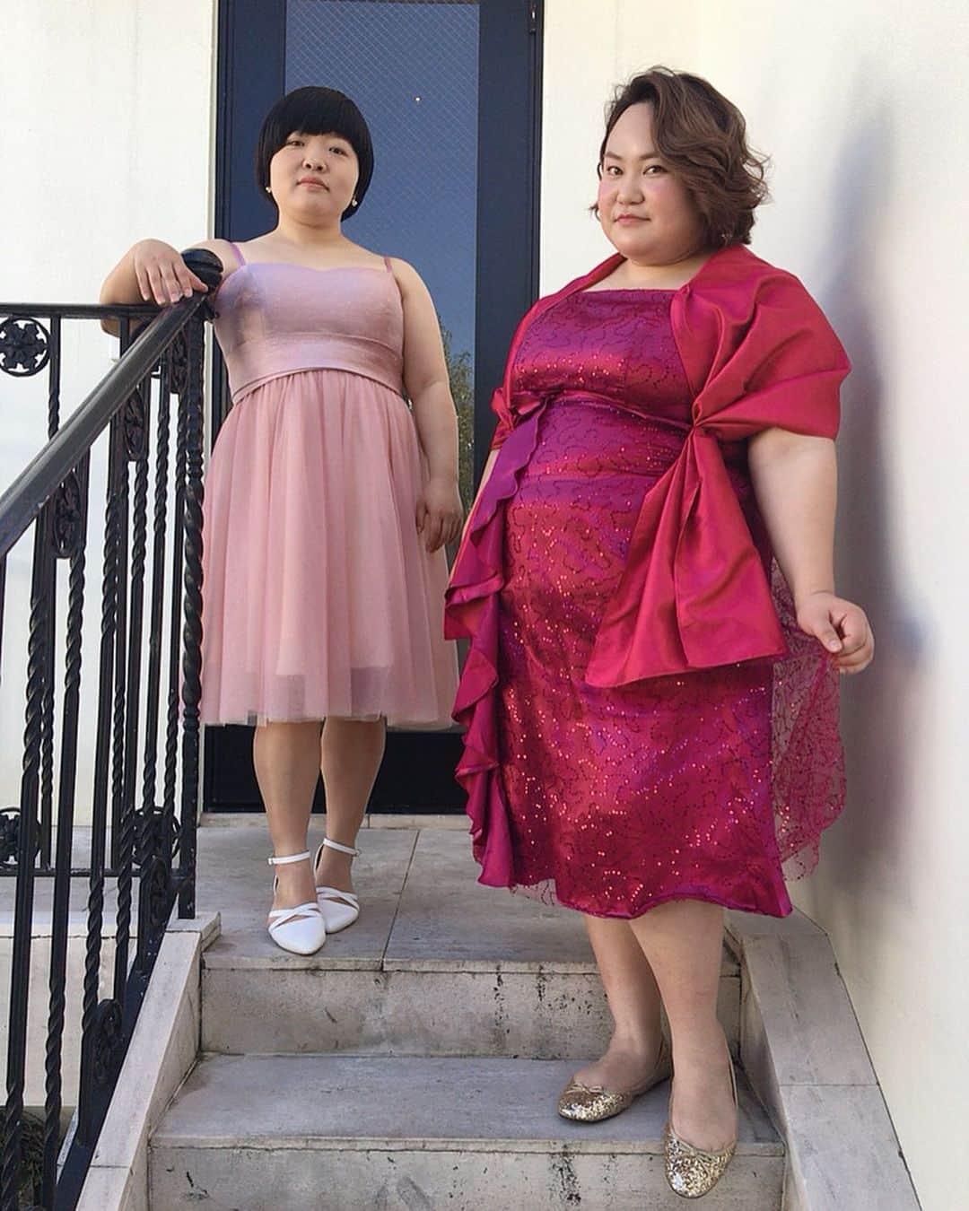 おかずクラブのインスタグラム：「👗👗👗👗 こんにちは〜！ スタイリストです！！ 前日の「ニベアデオドラントアプローチパールトーン新商品ＰＲ発表会」の時の衣裳！ 今回はドレスと言う指定だったので、いつもと違う感じで。。。！ どちらもロングドレスだったんですが、思い切ってカット✂️ ショートドレスにしました！ ちょっとしたトラブルで、前日夜にバタバタとしちゃったんですが、新宿にあるDRESS ROOM AMI @dressroomami さんには本当にお世話になりました！！ 可愛い大きいサイズのドレスも、お求め安い値段で置いてるので、ドレス着る機会がある時はぜひ行ってみて下さい！！ ちなみに、オカリナさんのピンクドレスです！ ゆいPさんのは、Amazonさんで購入！ ちょっと後ろでサイズ調整して、元々持ってたピンクのショールで肩まわりはカバーしました！ なんか一気に大人っぽいよね。  Styled by @ayumiii_2019  #オカちゃん2枚目裸みたいw #ニベア #デオドラント #おかずクラブ #okazugram」