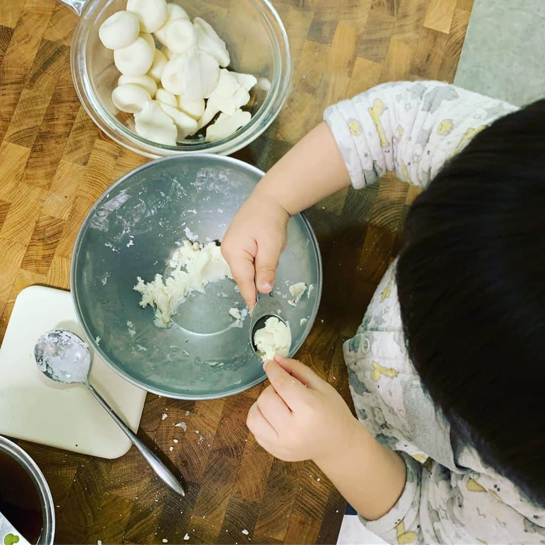 安田美沙子さんのインスタグラム写真 - (安田美沙子Instagram)「米粉でお団子作りました😊❤️ お友達のおうちで、白玉を食べてから作りたかったらしい✨ . . .  へびさんやら、平べったいのやら、色んなのを作ってくれました❤️ きな粉がなかったので、みたらし風。 米粉ってなんでも作れるな😌✨ 炭水化物感すごいけど。。こんな朝ごはんもたまにはいっか🌈 . . . 発売中のVERYに少し出させて頂いております。ぜひ、ご覧ください😊✨ #instagood #morning #朝ごはん #お団子 #米粉 #食育 #みさこクッキング #みたらし団子 #手抜きな朝 #簡単すぎる #へびさん #平たいの #息子の作ってくれたのは格別 #無限に食べれるやつ」2月17日 14時54分 - yasuda_misako