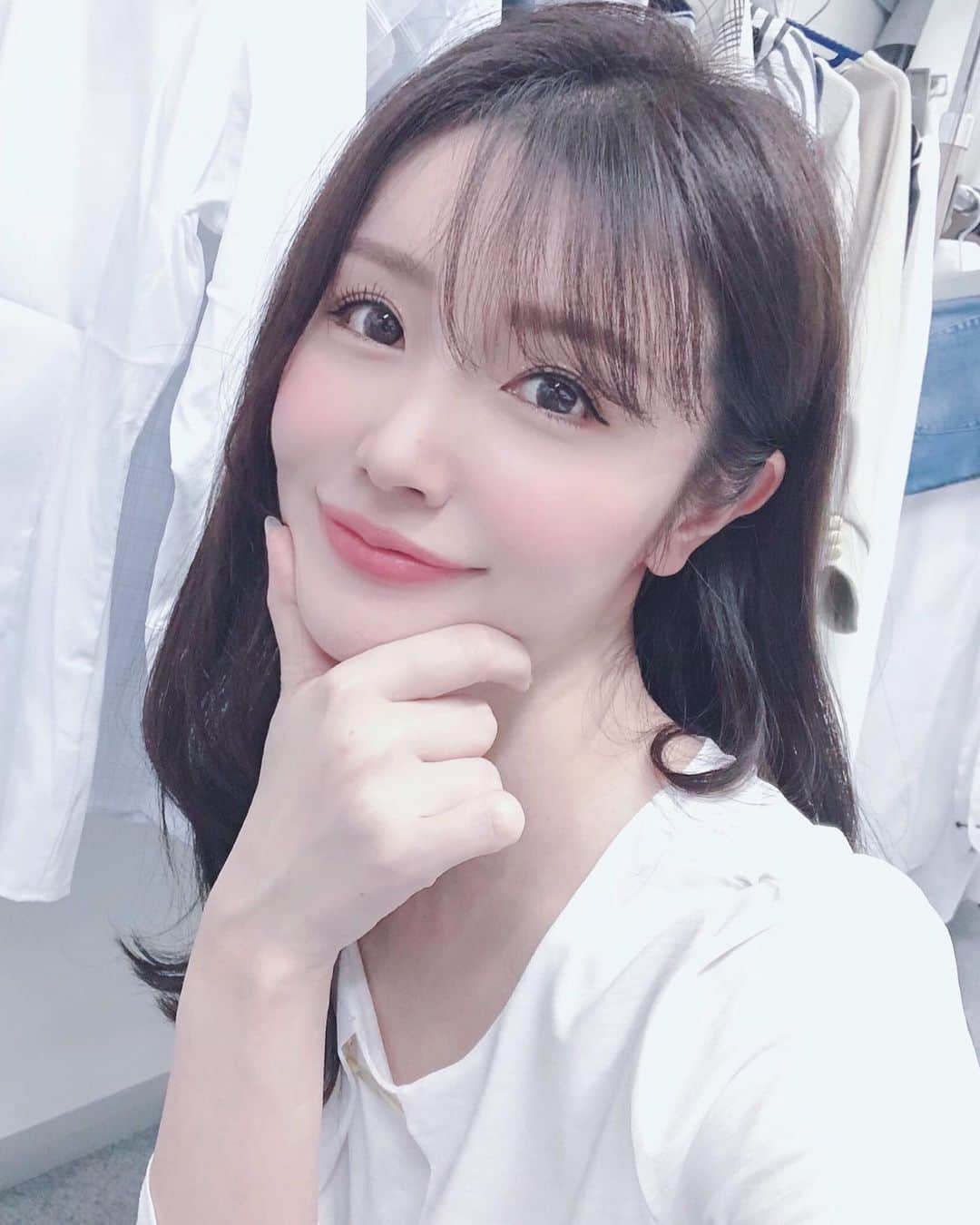 のインスタグラム：「. かれこれ5年程お世話になっているアパレル ブランドさんの2020SS撮影なうです👗👚 . 久々にスーツ✨背筋がしゃきっとしますね♫ 今年もたくさん起用していただけるように がんばろう〜😌 和やかでだいすきな現場です💕 .  오늘은 5년 신세 지는 의류 브랜드의  촬영을 하고 있어🐶✨ . #撮影 #アパレル #ファッション #shooting #mywork #촬영 #의류촬영 #패션 #일본여자  #일본모델」