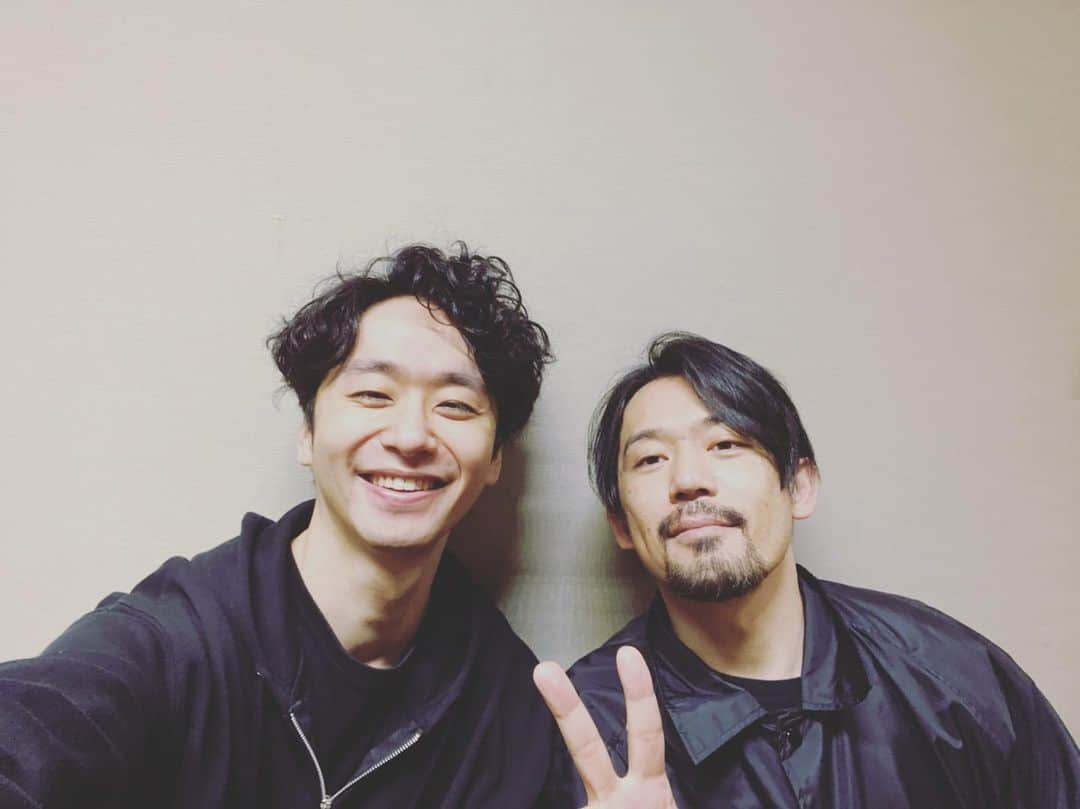 岡田義徳さんのインスタグラム写真 - (岡田義徳Instagram)「泣くロミオと怒るジュリエット  絶賛公演中。 ベンヴォーリオ役の橋本淳こと、 あっくんと。 良い写真なのであげさせてもらいます。 今日も夜公演頑張りまーす。  #泣くロミオと怒るジュリエット #橋本淳#岡田義徳#仲良し#できる後輩#もはや同士#桐山照史 #柄本時生」2月17日 15時05分 - yoshinori_okada_44