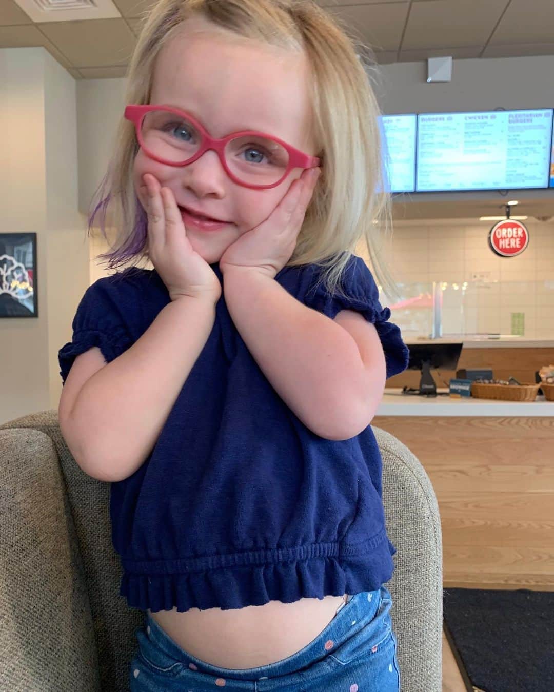 リリ・ラインハルトのインスタグラム：「Missing my little Addy. Wish I could squeeze that belly.」