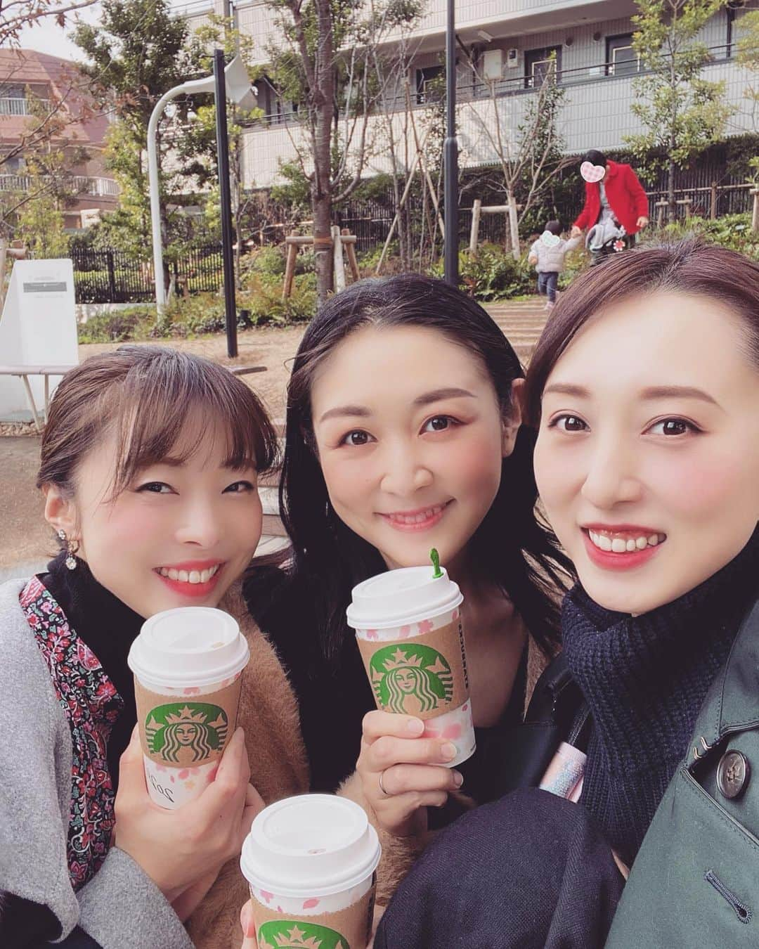 中西麻里衣さんのインスタグラム写真 - (中西麻里衣Instagram)「3人で会えるのは久しぶり♡ ランチにお茶して近況報告😊👏🏻 2月中旬なのに暖かくてなにを着たらいいのかわからない日々。 花粉症の症状もでだしたし…😷がかかせない。。。 #いつメン#仲良し#らぶ#女子会#ランチ#ティー#トーク#近況報告#服迷子#トレンチ出動#3児ママ#アラフォーママ#また近々」2月17日 15時26分 - 87marii