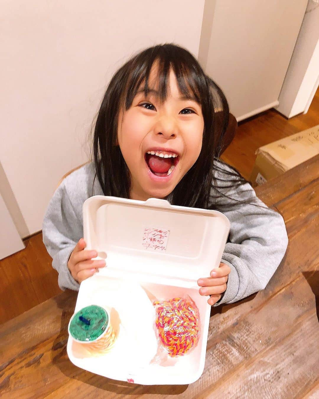 みきママさんのインスタグラム写真 - (みきママInstagram)「【杏ちゃんお弁当を作りました〜！！】﻿ ﻿ ﻿ ﻿ ﻿ ﻿ ﻿ お友達にお弁当を作りました㊙️㊙️㊙️何を作るの？﻿ ﻿ ﻿ ﻿ ﻿ ﻿ ﻿ しばらくして、杏ちゃん「ハンバーグとライスとメロンソーダのおべんとうができた〜‼️」ってさ。﻿ ﻿ ﻿ ﻿ ﻿ ﻿ ﻿ ﻿ 杏ちゃん「はやく（お友達に）あげたい！はやくあしたになれー！」ってさ。﻿ ﻿ ﻿ ﻿ ﻿ ﻿ ﻿ 杏ちゃん、本当のお弁当も作ってください😜😜😜﻿ ﻿ ﻿ ﻿ ﻿ #みきママ #杏ちゃん #お弁当 #ハンバーグ」2月17日 15時29分 - mikimama_official