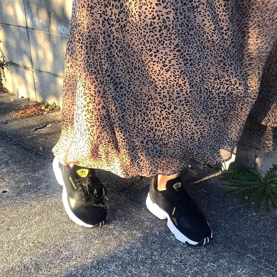 富久美玲のインスタグラム：「_ . 🆕 こちとらアウトレットにてGET👟 . @adidasoriginals  FALCON W▷22cm .  #mireistylecode#ootd#スニーカー#adidas#adidasoriginals#falcon」
