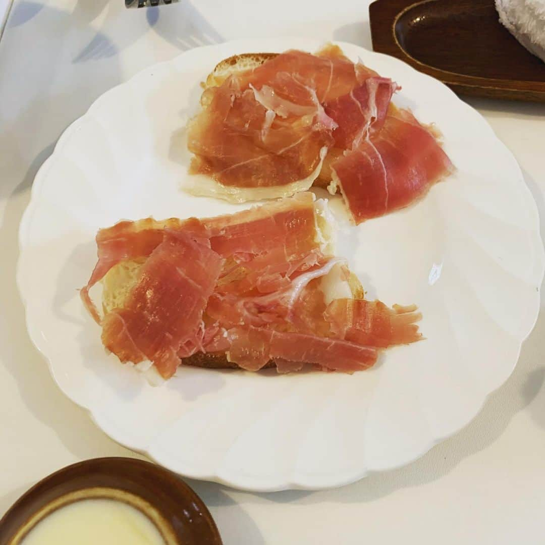 TERUさんのインスタグラム写真 - (TERUInstagram)「函館に唯一無二のバスク料理。  その名も「レストラン　バスク」  先日、函館でGLAY函館アリーナライブとのコラボイベントであるホリエモン祭りが行われ、ライブ後のホリエモンとの対談で話題になったバスク。  まだ行った事ないんですか？函館出身なら行くべきですよ〜！と言われ先日のり弁特集でもお世話になりましたdancyuさんの取材で一昨日函館に行ってきました^_^  その際に植野編集長がバスクにも取材に行くとの事で同行させて頂きました^_^  オーナーの深谷宏治さんのサンセバスチャンでの話や、30年前に函館でやり始めたスペイン料理の経緯などをお聞きし、僕も取材班の一員のような立場で料理を頂いて参りました。  とにかく美味い！  味の感想の語彙力が問われるところなのですが、dancyuの植野編集長でさえも「ヤバイ！」としか出てこない素晴らしいバスク料理でした。  たかぽんに感謝^_^  函館に帰るのがまた楽しみになりました^_^  GLAYファンの皆さんが函館に遊びに行った際には、是非ヤバイバスク料理を食べて函館を楽しんでいただきたいので、もしお店に足を運ぶ際にはお電話で予約してから足をお運び下さいね。  http://www.vascu.com 0138-56-1570  民家が立ち並ぶ地区にあるので是非よろしくお願いします。  #VASCU #レストランバスク#函館グルメ」2月17日 15時33分 - glay__teru