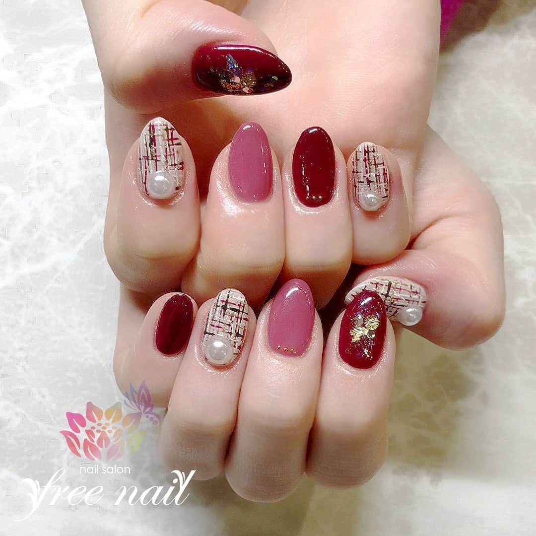 free nail フリーネイルのインスタグラム：「. お客様ネイル💅🏻❄️ . ツイードネイル⛄️❤️ . ロージーカラー🌹💗 . ご来店ありがとうございました🙇🏻‍♀️🙇🏻‍♀️🙇🏻‍♀️💗 . #ネイルアート #ジェルネイル #ネイルサロン #大阪ネイルサロン #ネイルデザイン #ネイルチェンジ #ツイードネイル #チェックネイル #金箔ネイル #パールネイル #ボルドーネイル #ピンクネイル #デザインネイル #トレンドネイル #シンプルネイル #大人ネイル #オフィスネイル #冬ネイル #winternails #nailsart #nailsdid #美甲 #日式美甲 #日式美甲胶 #日本美甲师 #日本美甲老师 #美甲上课 #日本胶 #フリーネイル #freenail」