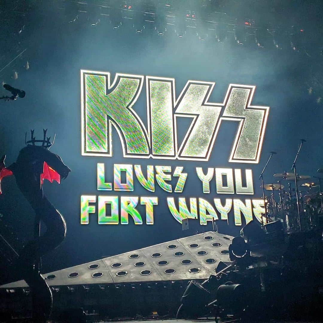 KISSさんのインスタグラム写真 - (KISSInstagram)「Thank you, #FtWayne. You rocked tonight at @acwmc ! #EndOfTheRoad World Tour」2月17日 16時11分 - kissonline