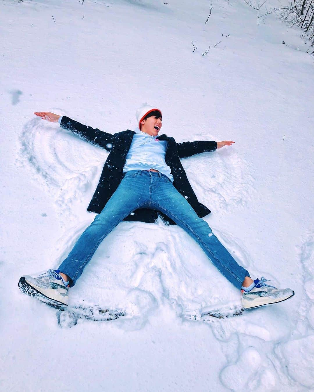 ケビン さんのインスタグラム写真 - (ケビン Instagram)「1. “Ohhh Dad! Take a picture of me making a snow angel!” 2. “OMG! Why did I just do that!🥶🥶🥶 #forthegram #forthefans #klover #🍀 #swangel」2月17日 16時04分 - kevinwoo_official