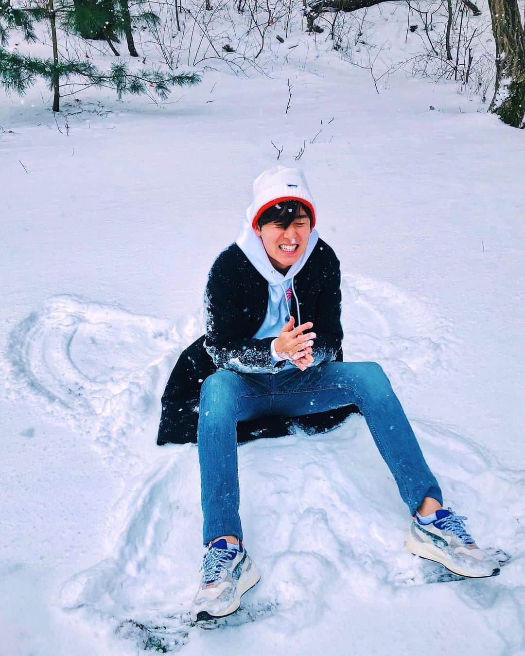ケビン さんのインスタグラム写真 - (ケビン Instagram)「1. “Ohhh Dad! Take a picture of me making a snow angel!” 2. “OMG! Why did I just do that!🥶🥶🥶 #forthegram #forthefans #klover #🍀 #swangel」2月17日 16時04分 - kevinwoo_official