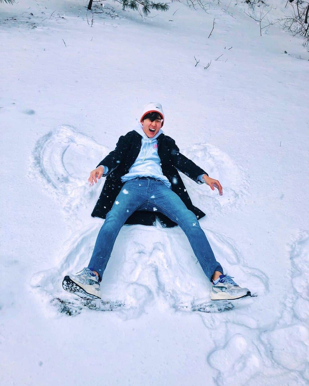 ケビン さんのインスタグラム写真 - (ケビン Instagram)「1. “Ohhh Dad! Take a picture of me making a snow angel!” 2. “OMG! Why did I just do that!🥶🥶🥶 #forthegram #forthefans #klover #🍀 #swangel」2月17日 16時04分 - kevinwoo_official