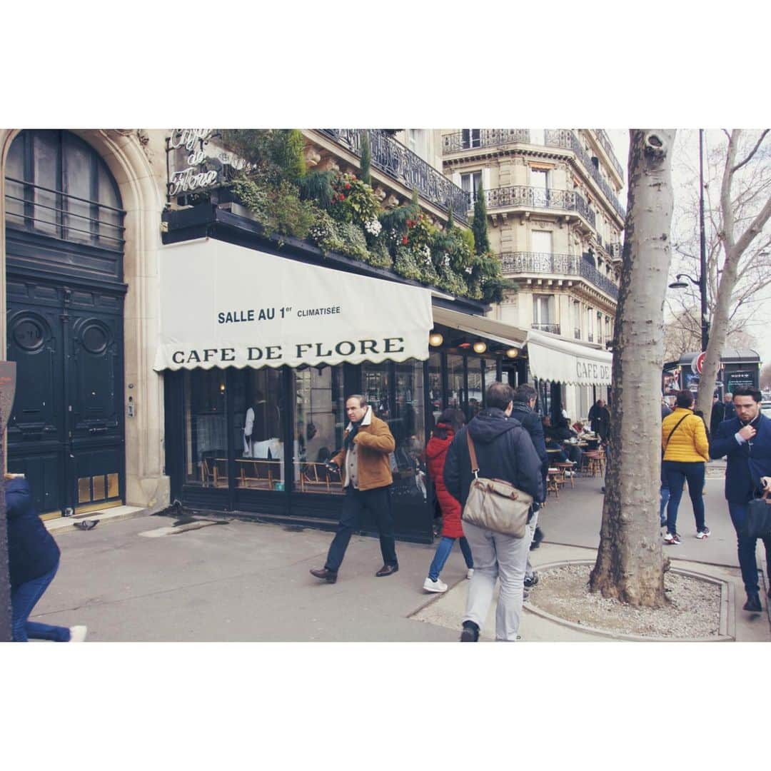 綾田紘子さんのインスタグラム写真 - (綾田紘子Instagram)「. パリでは友達に教えてもらったカフェドフロールに行きました✨ グラタンを英語でなんて表現するのか分からず、ネットで調べた画像を見せて注文出来ました🤣 . オススメのオニオングラタンスープと、チーズグラタン♡ . また行きたいなー♡ . #cafedeflore  #paris」2月17日 16時05分 - roco_0816
